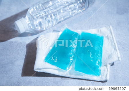 兩個冰袋和冰袋可以冷卻食物和身體。 69065207