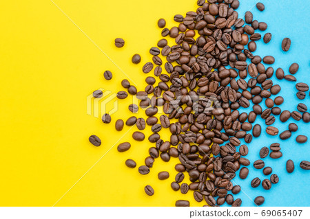 Pile of coffee grain on yellow background. Coffee and food conce 69065407