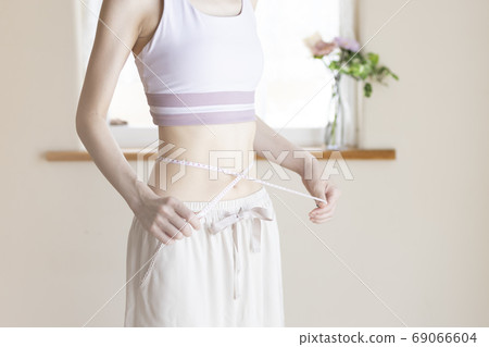 一個女人測量腰圍 69066604