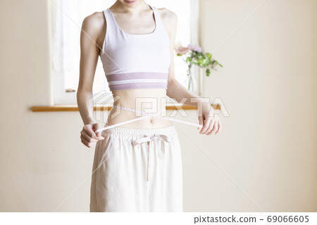 一個女人測量腰圍 69066605