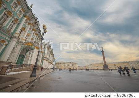winter palace in the city of St. Petersburg. winter palace in the city of St. Petersburg. 69067063
