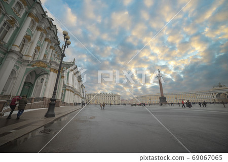 winter palace in the city of St. Petersburg. winter palace in the city of St. Petersburg. 69067065