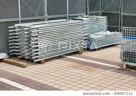 施工現場：腳手架材料運送 69067112