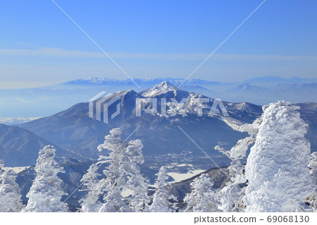 [Fixed-rate] Shinoyama seen from Nishi-Atsumayama in winter (February / Azuma mountain range) 69068130