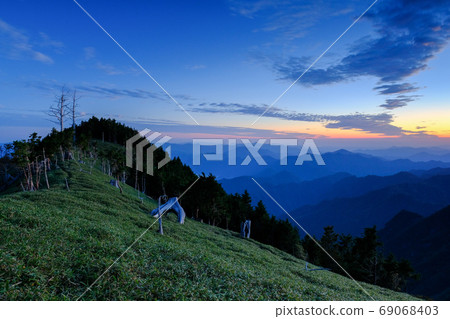 Dawn of Kitadaidaigahara (Kamikitayama Village, Yoshino-gun, Nara Prefecture) Dawn of Kitadaidaigahara (Kamikitayama Village, Yoshino-gun, Nara Prefecture) 69068403