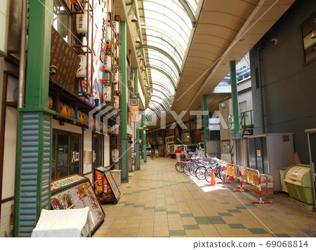 Before opening 69068814