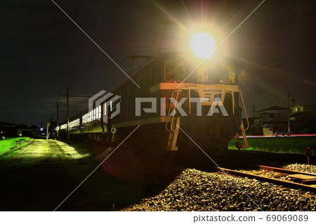 Night trains running on Chichibu Road in summer Chichibu Railway [Mimine 51] 69069089