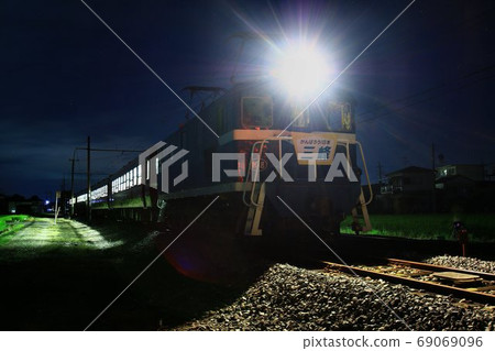 Night trains running on Chichibu Road in summer Chichibu Railway [Mimine 51] 69069096