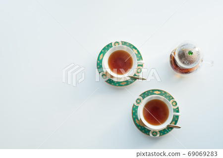 時尚的茶杯和茶壺⑦ 69069283