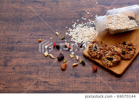 Oatmeal cookies and ingredients Oatmeal cookies and ingredients 69070144