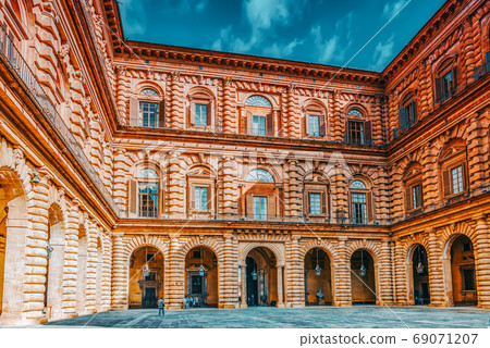 FLORENCE, ITALY- MAY 14, 2017 FLORENCE, ITALY- MAY 14, 2017 69071207
