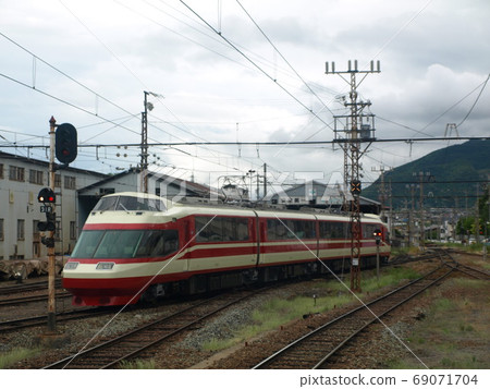 Nagano Electric Railway "Yukemuri" departing from Suzaka Station Nagano Electric Railway "Yukemuri" departing from Suzaka Station 69071704