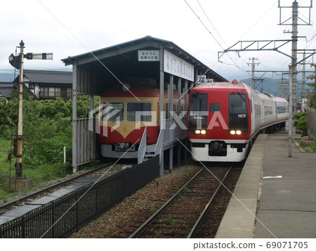 2000 Series Limited Express and 2100 Series "Snow Monkey" at Obuse Station 2000 Series Limited Express and 2100 Series "Snow Monkey" at Obuse Station 69071705
