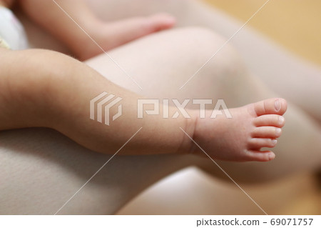 新生兒足部大小，0個月，3週 69071757