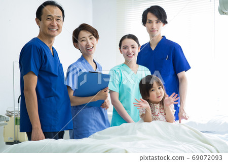 Healthcare workers and children 69072093