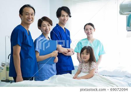 醫護人員和兒童 醫護人員和兒童 69072094