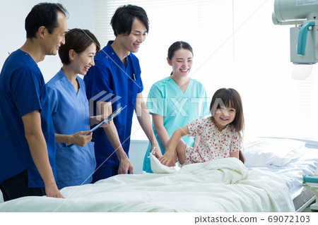 Healthcare workers and children Healthcare workers and children 69072103