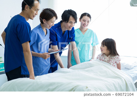 Healthcare workers and children Healthcare workers and children 69072104