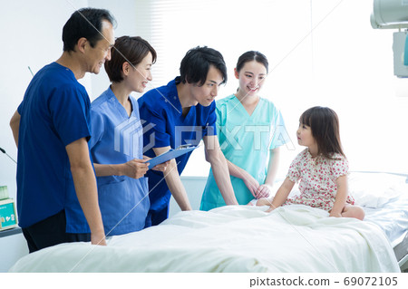 Healthcare workers and children Healthcare workers and children 69072105