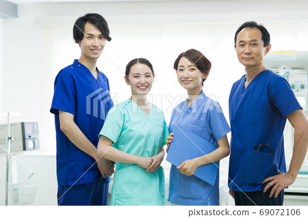 Healthcare workers and children Healthcare workers and children 69072106