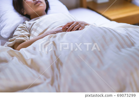 一名中年婦女，在一個昏昏欲睡的夏天醒來卻沒有入睡[生活方式] 69073299