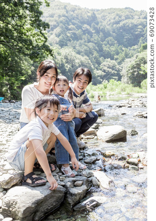 Family playing in Kawahara 69073428