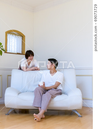 在客廳裡放鬆的情侶 69073729