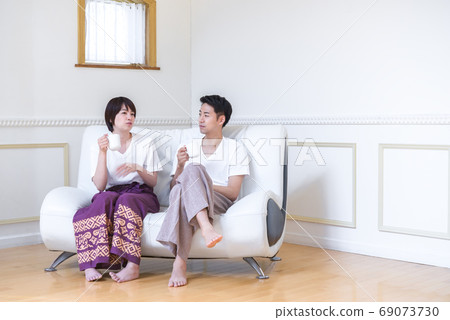 在客廳裡放鬆的情侶 69073730