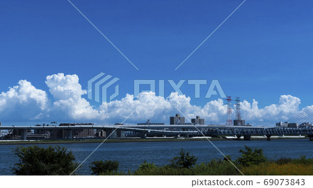 橫貫江東區南須那町和江戶川西葛西的都市高速公路望安線的荒川河床 69073843
