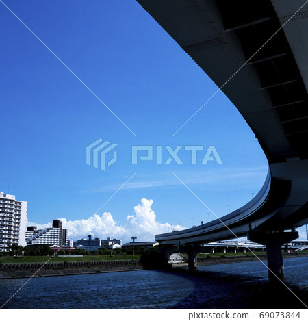 橫貫江東區南須那町和江戶川西葛西的都市高速公路望安線的荒川河床 69073844
