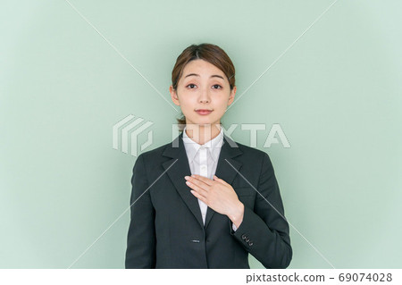 在線面試的年輕女子[求職圖像] 69074028