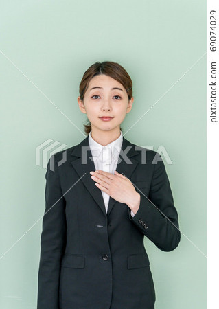 在線面試的年輕女子[求職圖像] 69074029
