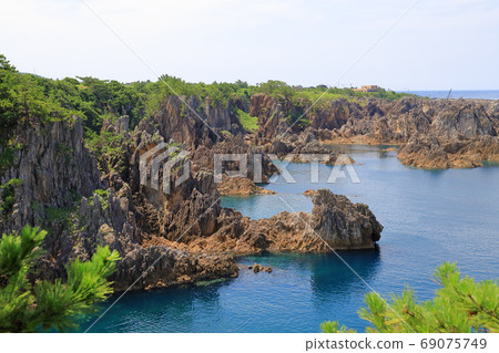 Senkaku Bay, the summer scenery of the Sea of Japan on Sadogashima 69075749
