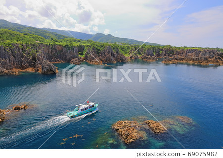 尖閣灣，佐渡島上日本海的夏日風景 69075982