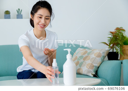 美麗的玉塑婦女清酒消毒手 美麗的玉塑婦女清酒消毒手 69076106
