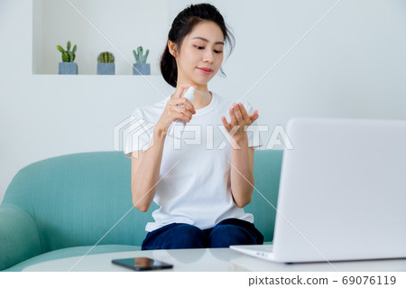 美麗的玉塑婦女清酒消毒手 69076119