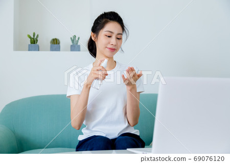 美麗的玉塑婦女清酒消毒手 美麗的玉塑婦女清酒消毒手 69076120