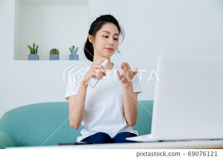 美麗的玉塑婦女清酒消毒手 69076121