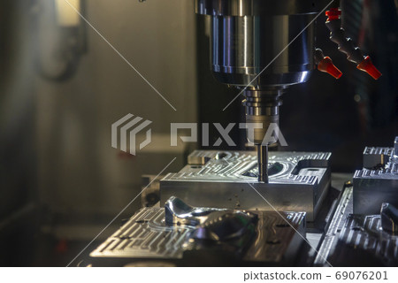 The CNC milling machine rough cutting . The CNC milling machine rough cutting . 69076201