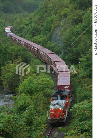 DD51-1056號及DD51-1146號牽引的貨運列車行駛在湧別川河谷_照片拍攝於2012年9月16日 69076315
