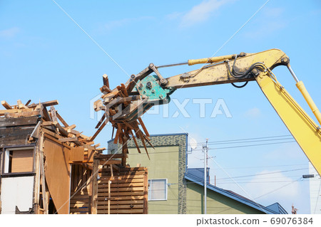 House demolition work 69076384