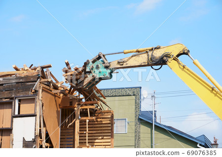 House demolition work 69076385
