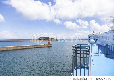 從船上欣賞島嶼和大海的景色 從船上欣賞島嶼和大海的景色 69076740