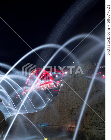 波特蘭島北部公園和神戶大橋的噴泉（夜間） 69077621