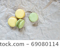 Multicoloured macaroons on craft paper 69080114