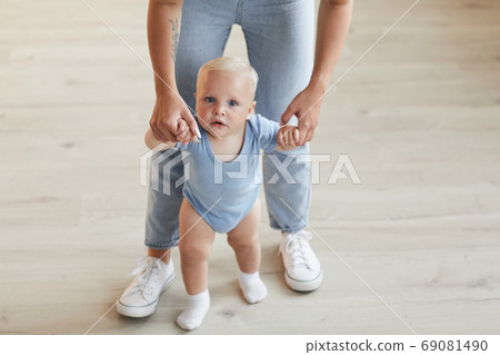 Baby Learning To Walk 69081490