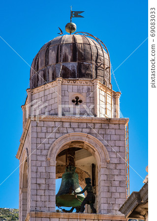 Luza square in Dubrovnik, Croatia with the old clock tower - 31 meter high. Luza square in Dubrovnik, Croatia with the old clock tower - 31 meter high. 69083033