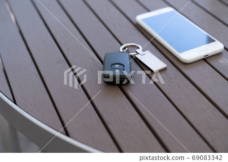 Car keys and smartphone 69083342