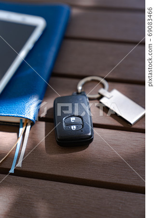 車鑰匙，智能手機和時間表 69083466