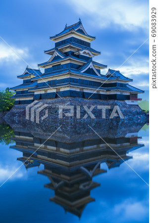 黎明時的松本城[夏季] 69083929